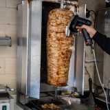 � il doner kebab (�kebab che gira�), che rotea sull�asse del girarrosto per abbrustolirsi e intenerirsi, per poi essere tagliato a fettine con un coltello elettrico